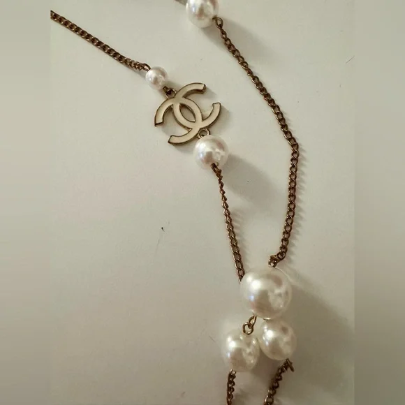 Double CC logo chain and pearl necklace (chanel inspo) - Picture 4 of 5
